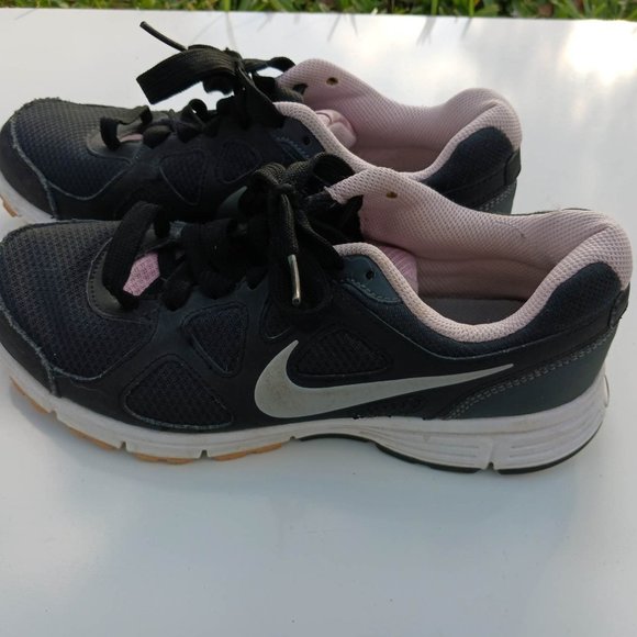 Nike Women's Revolution size 7 black pink Grade School kids - Picture 1 of 11
